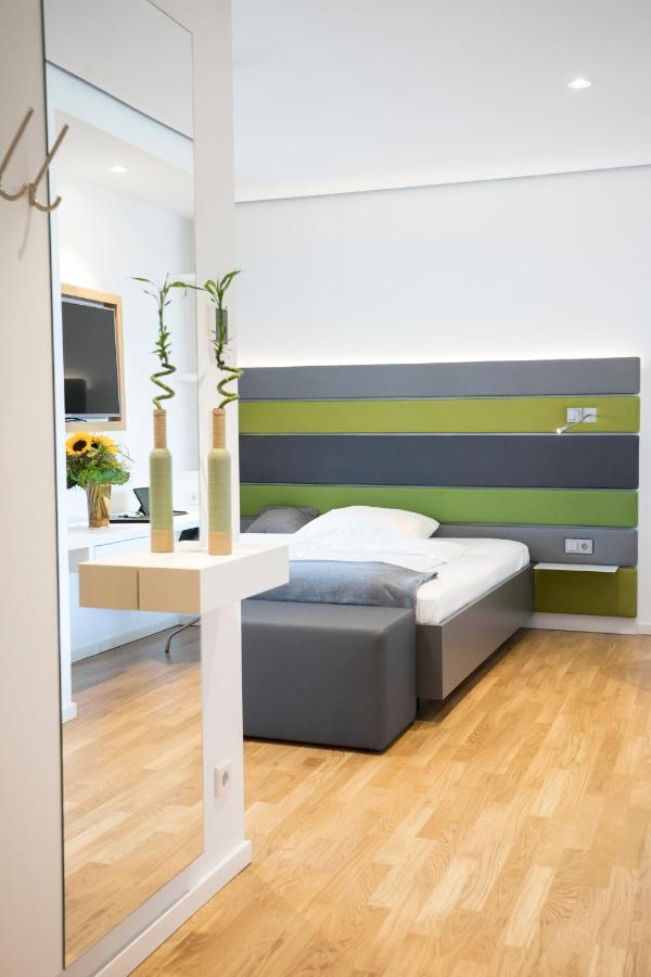 Seven Hotel + Boardinghouse Херцогенаурах Екстериор снимка
